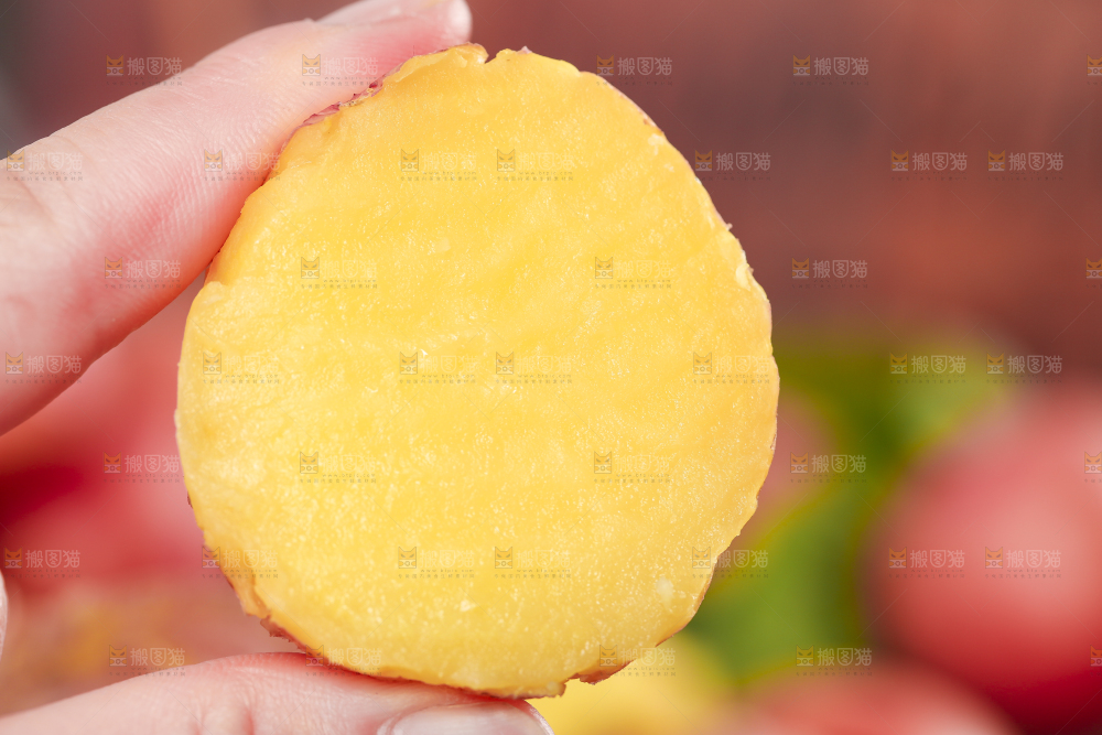 手里拿着红皮土豆
