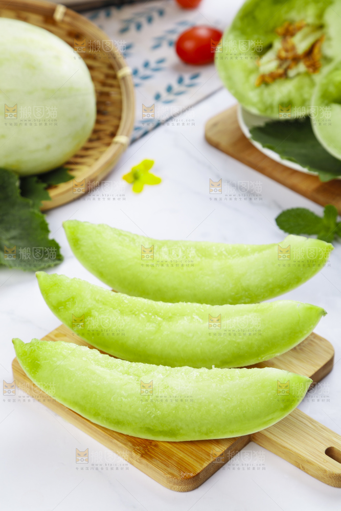 木底上摆放着山东玉菇甜瓜
