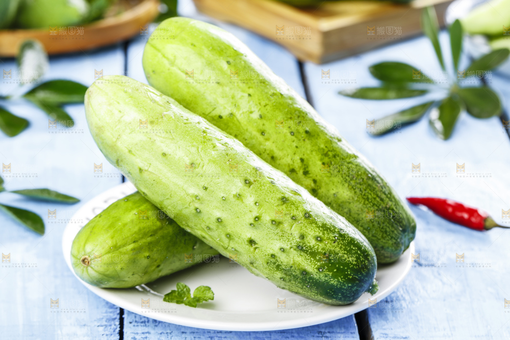 碟子里放着新鲜黄瓜