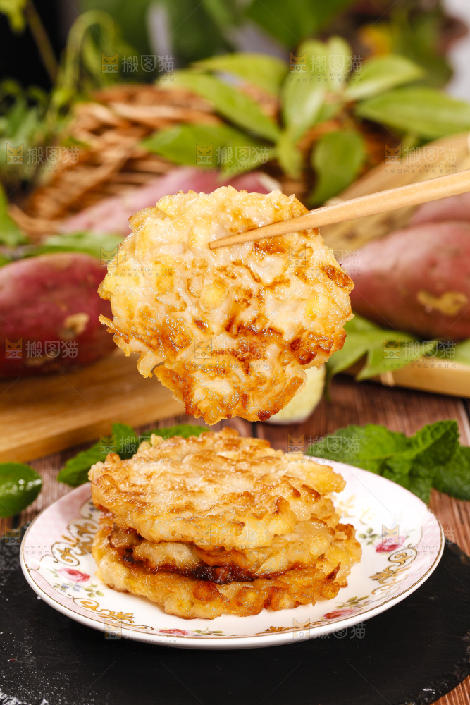 碟子里装着土豆饼