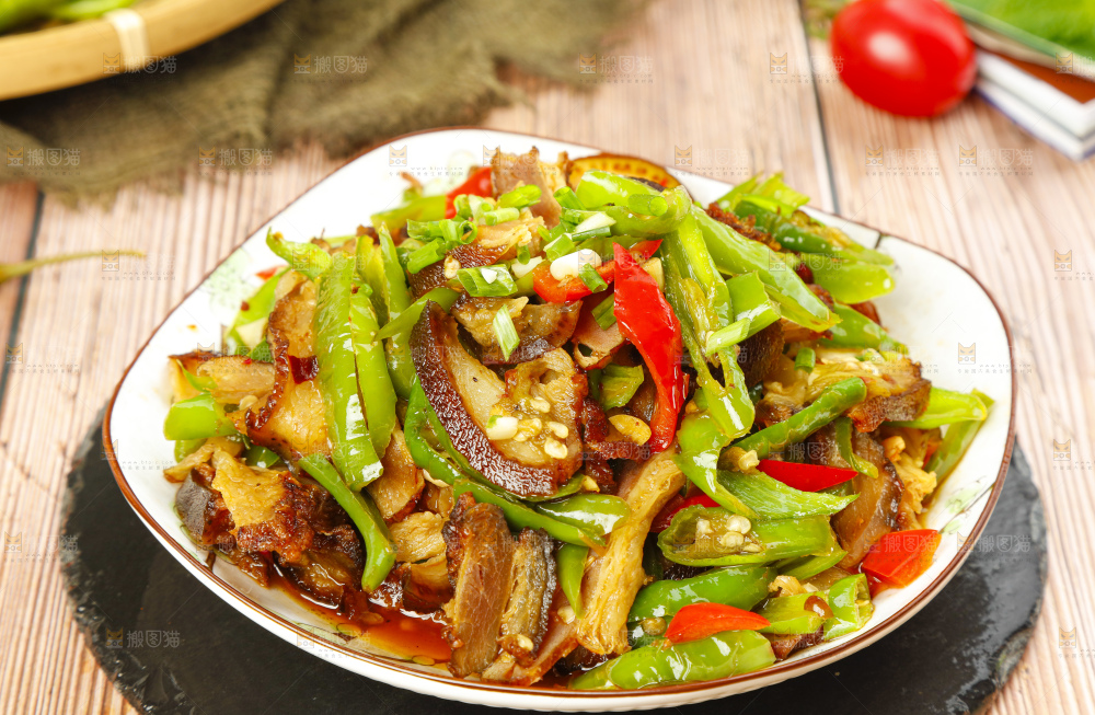 盘子里装着青椒炒肉