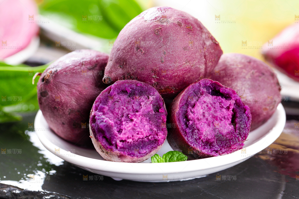 盘子里装着紫蜜薯