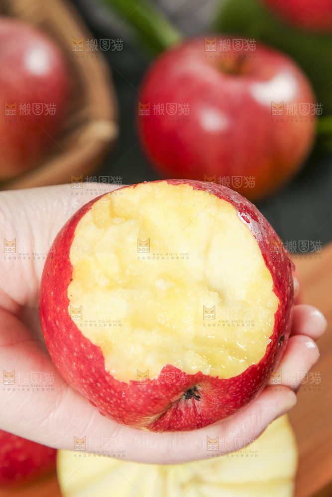 手里拿着陕西秦冠苹果