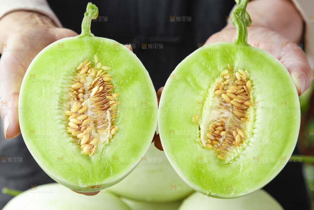 手里拿着玉菇香瓜