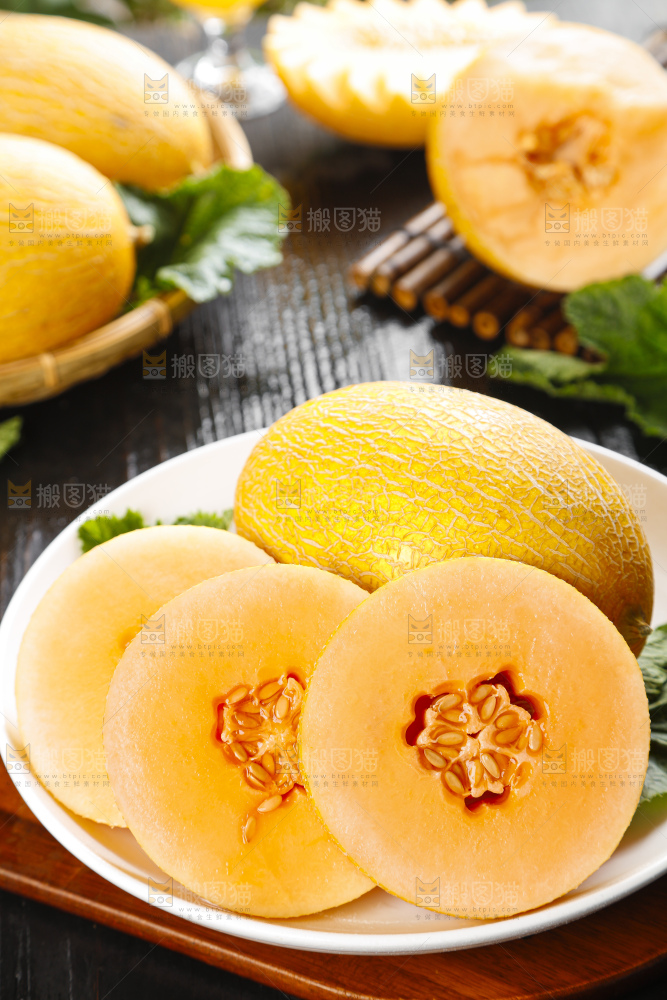 盘子里装着黄皮蜜瓜