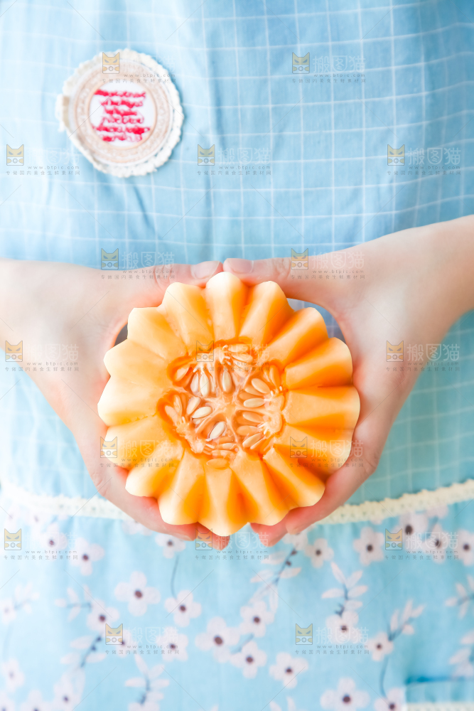 手里拿着甜瓜