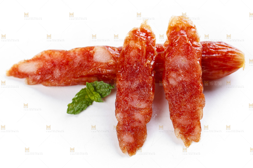 白底上放着腊肠