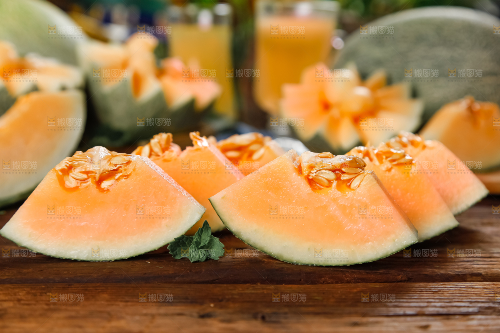 木底上摆放着网纹瓜