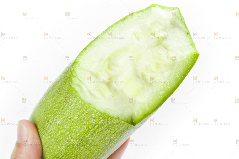 手里拿着西葫芦瓜