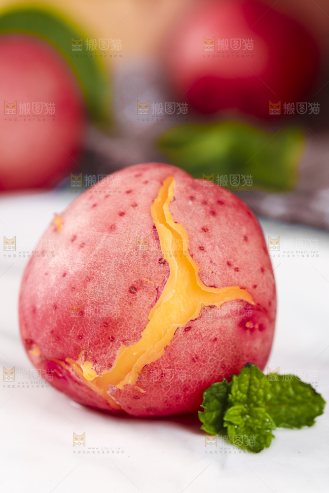 白底上放着土豆