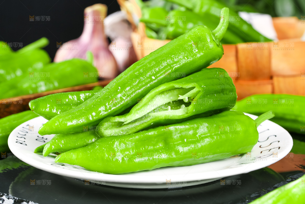 盘子里装着辣椒