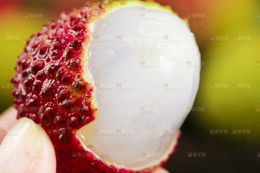 手里拿着荔枝