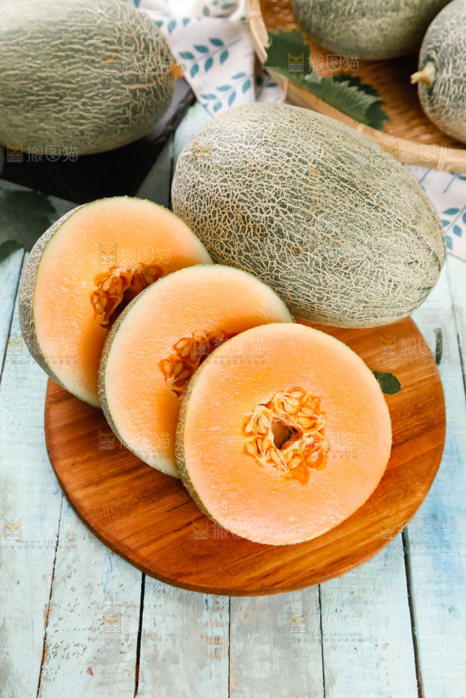 木底上摆放着网纹瓜