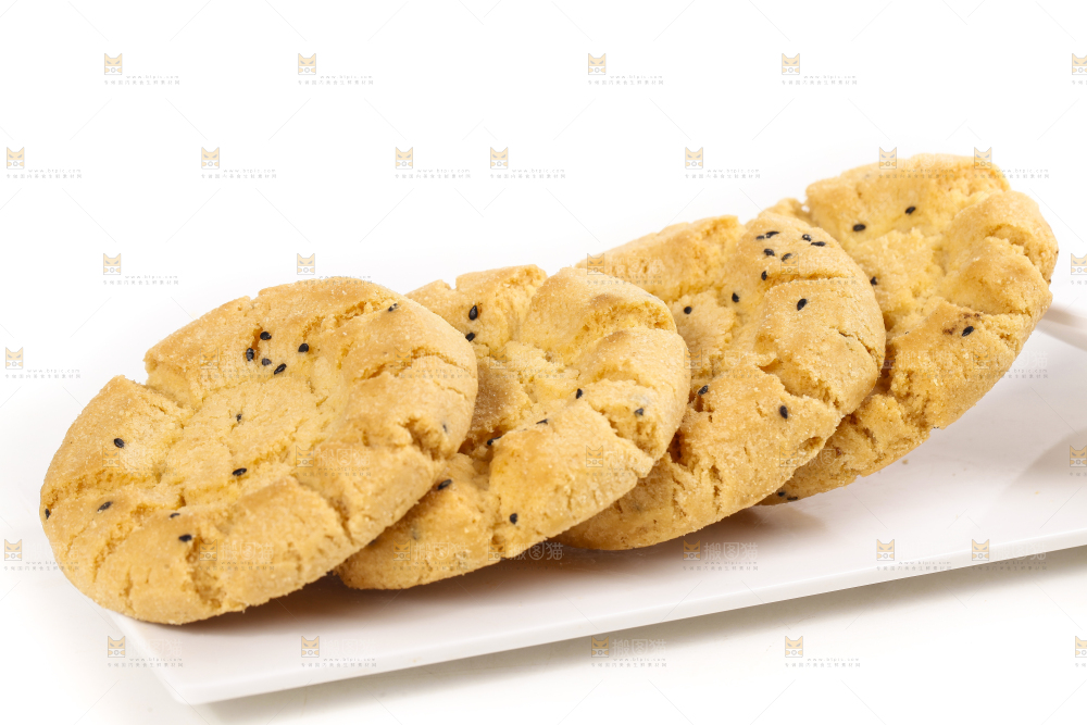 碟子里装着桃酥饼干