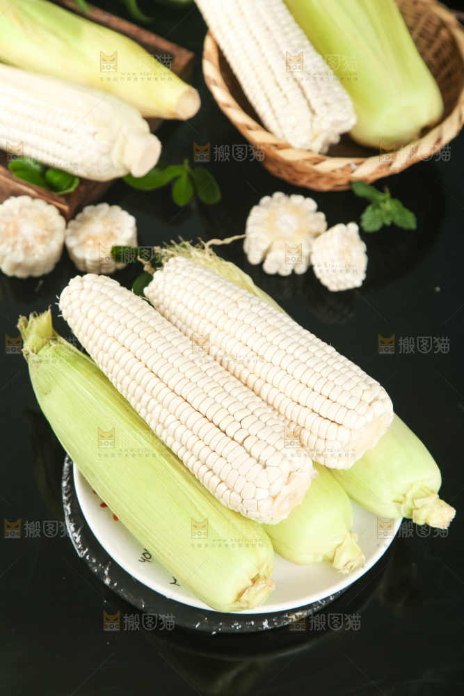盘子里装着牛奶玉米