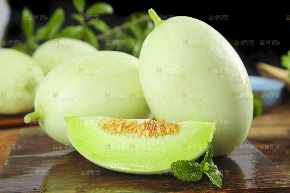 深底上摆放着山东玉菇甜瓜