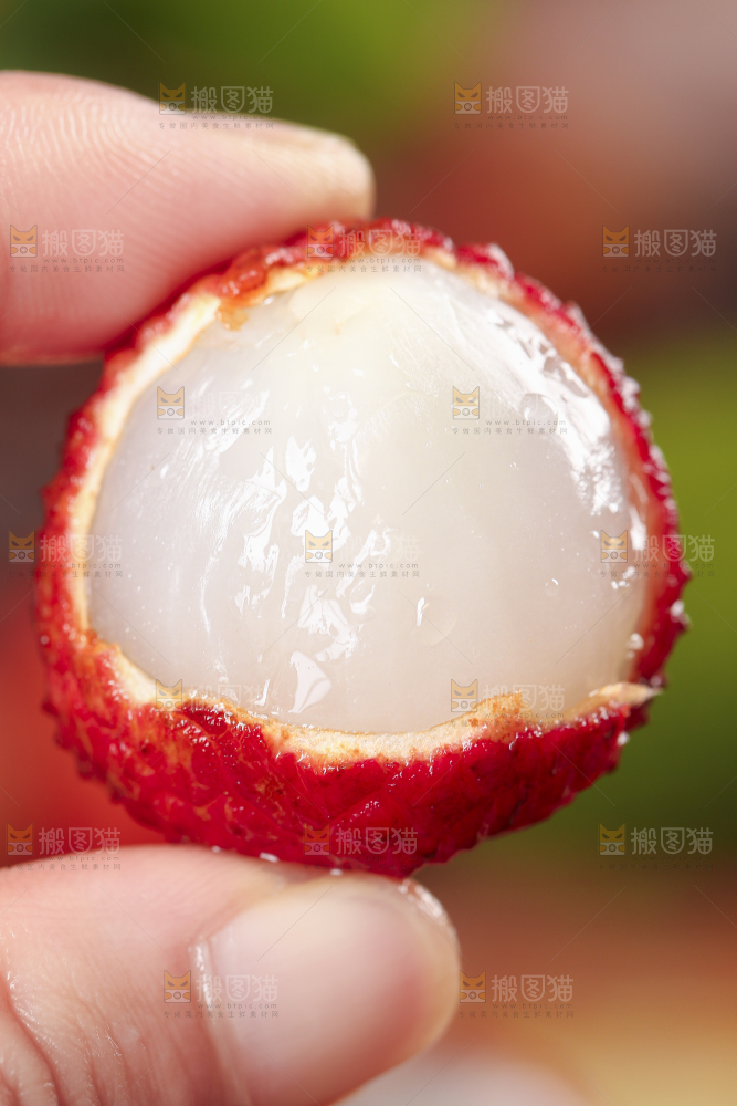 手里拿着鲜荔枝