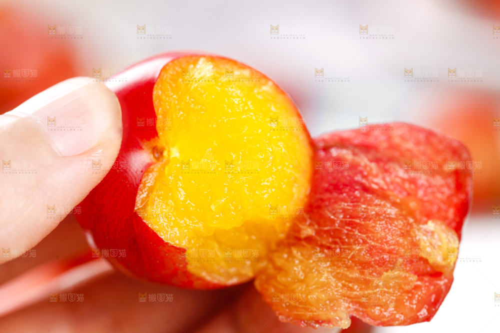 手里拿着红李子
