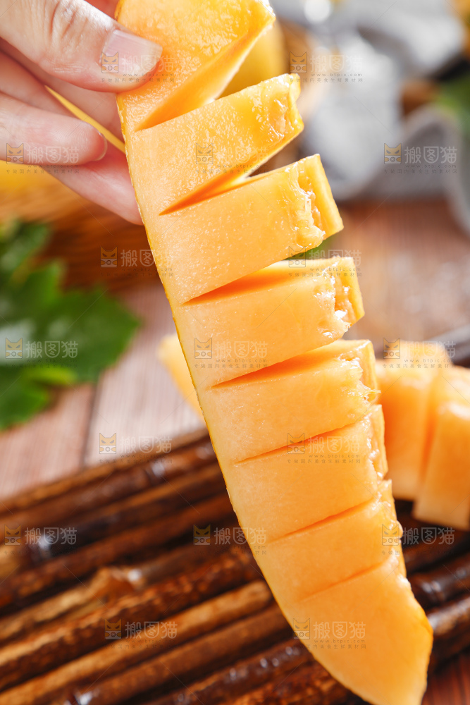 手里拿着黄皮哈密瓜