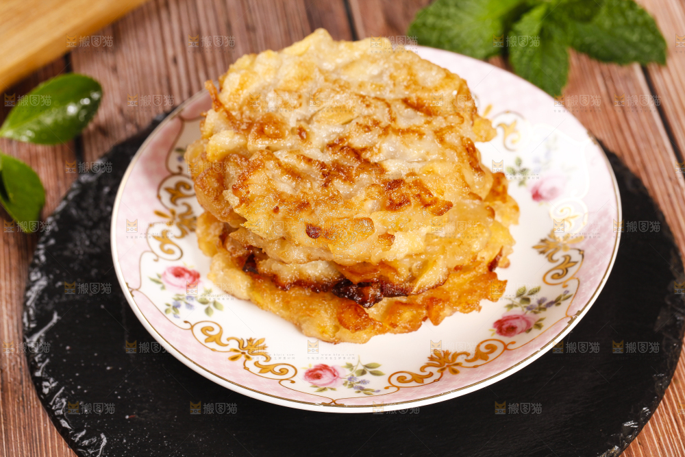 碟子里装着土豆饼