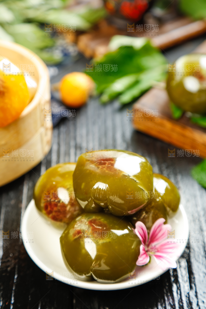 碟子里装着艾草青团