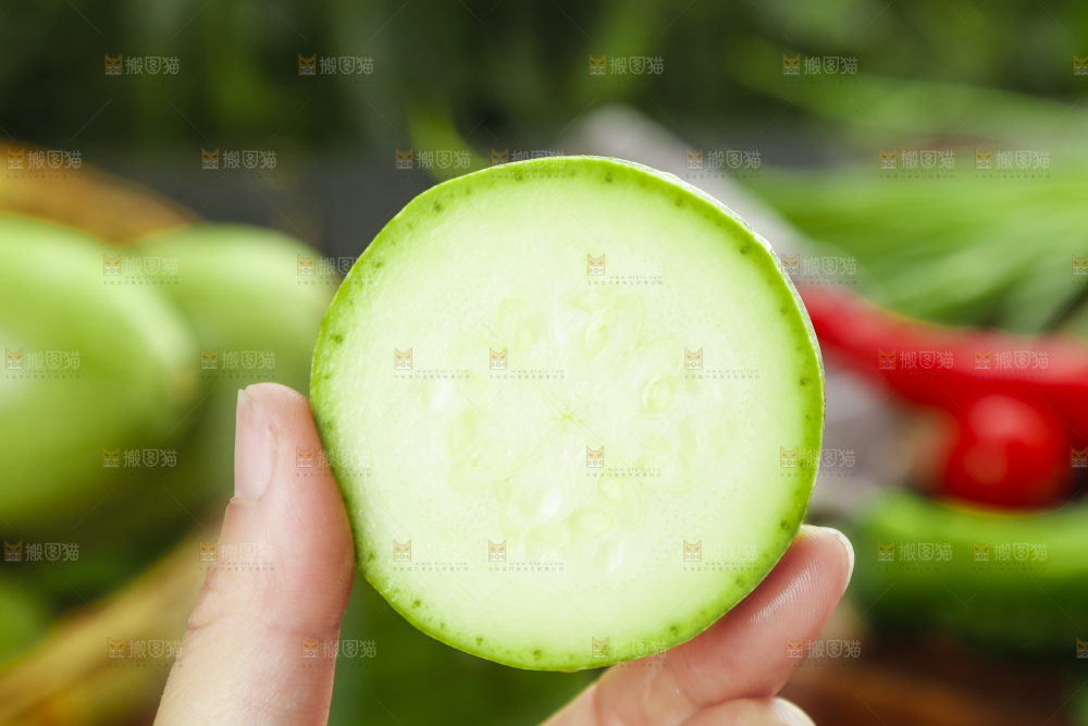 手里拿着西葫芦瓜