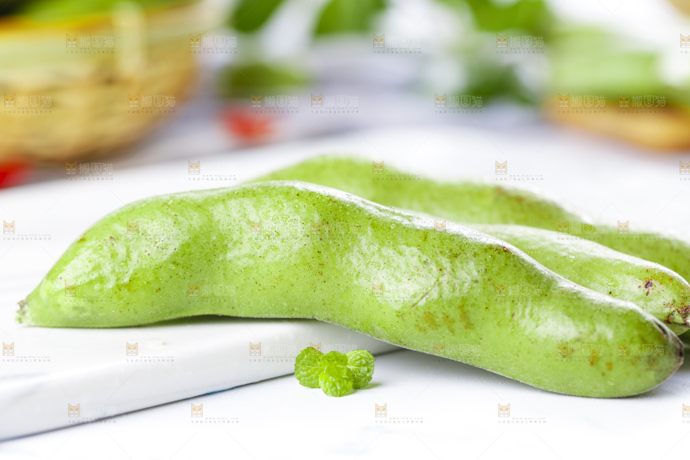 白底上放着青胡豆