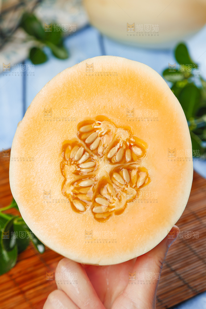 手里拿着白皮蜜瓜