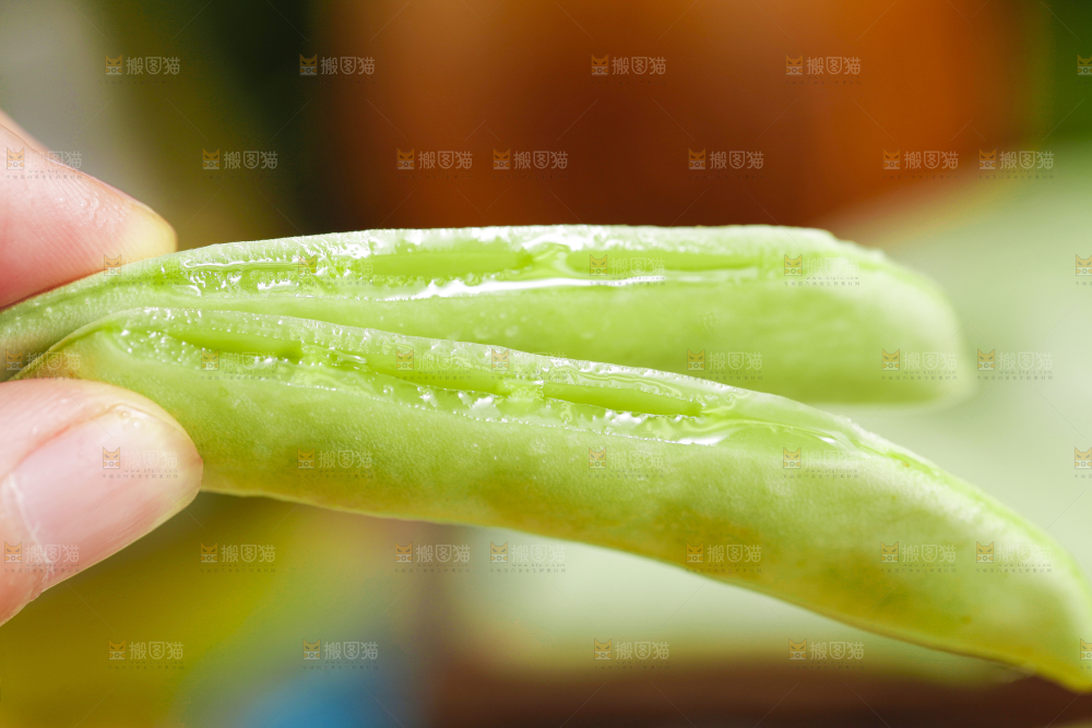 手里拿着扁豆