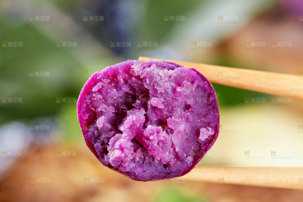 筷子夹着紫薯
