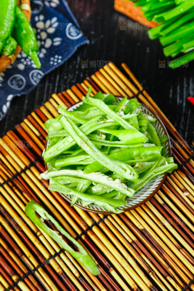 盘子里装着河南杭椒