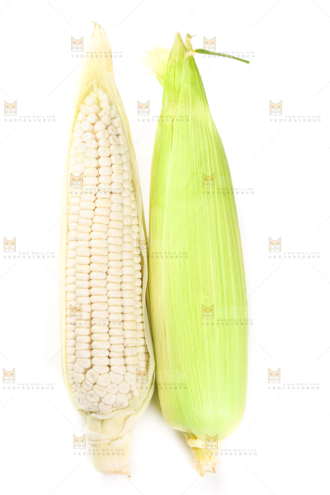 白底上摆放着牛奶水果玉米