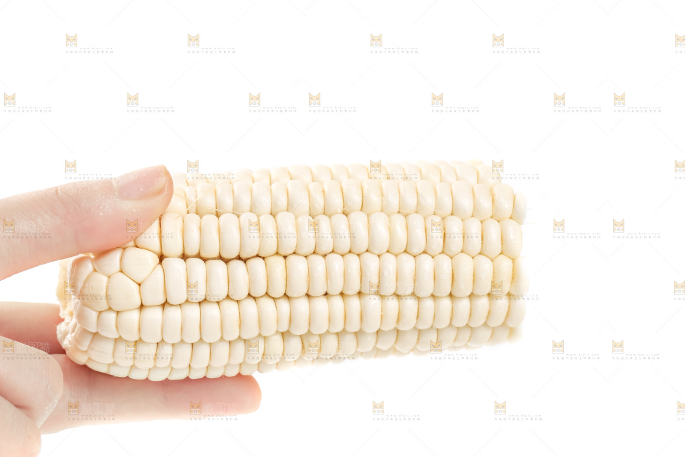 手里拿着玉米棒