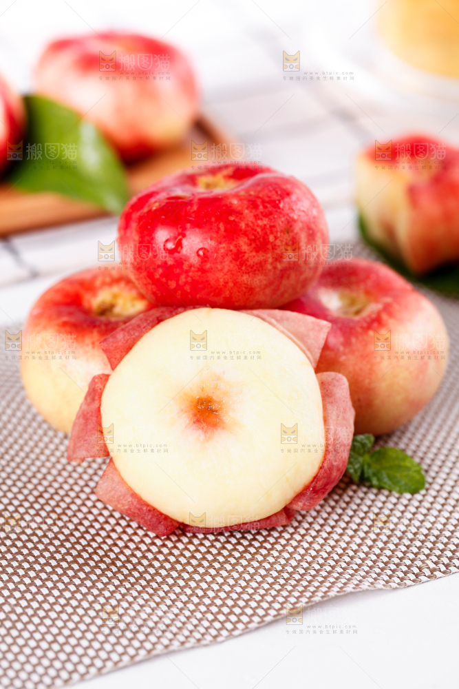 浅底上放着纽扣蟠桃