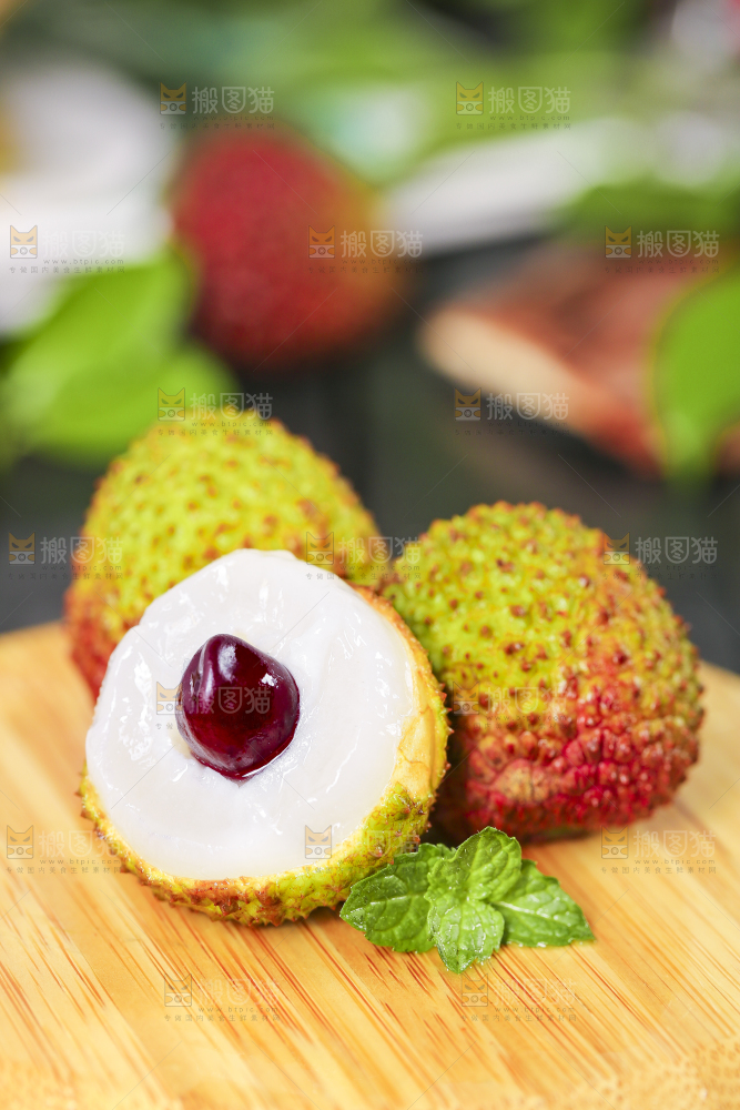 木板上放着妃子笑荔枝