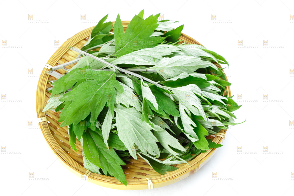 篮子里装着艾草