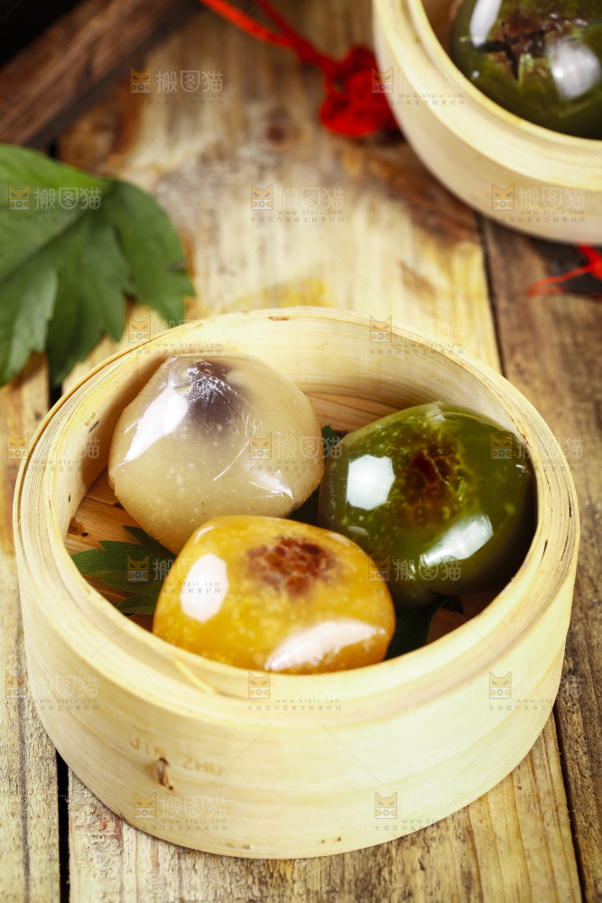 蒸笼里放着艾草青团