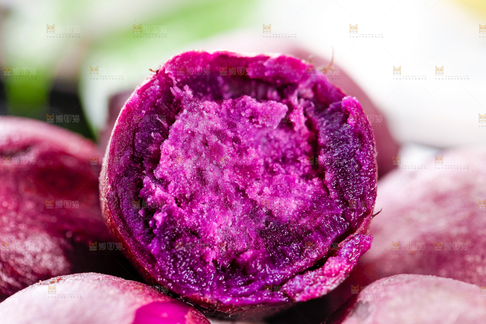盘子里装着紫蜜薯