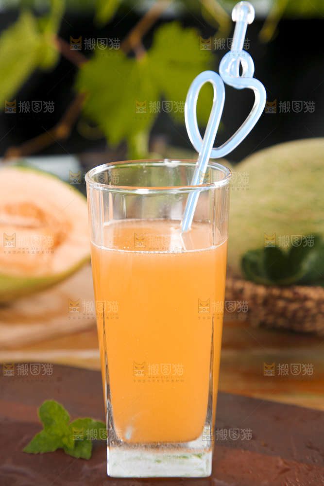 杯子里装着哈密瓜榨的果汁