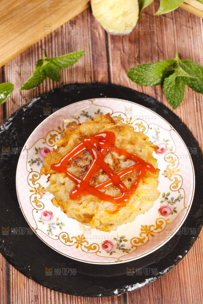 碟子里装着土豆饼
