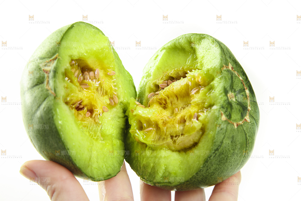 手里拿着绿宝石瓜