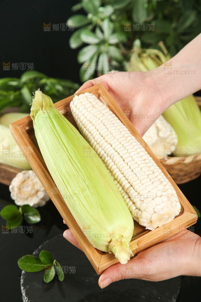 木盘子里放着玉米