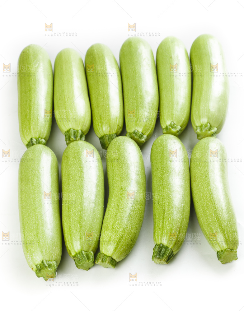 白底上摆放着西葫芦