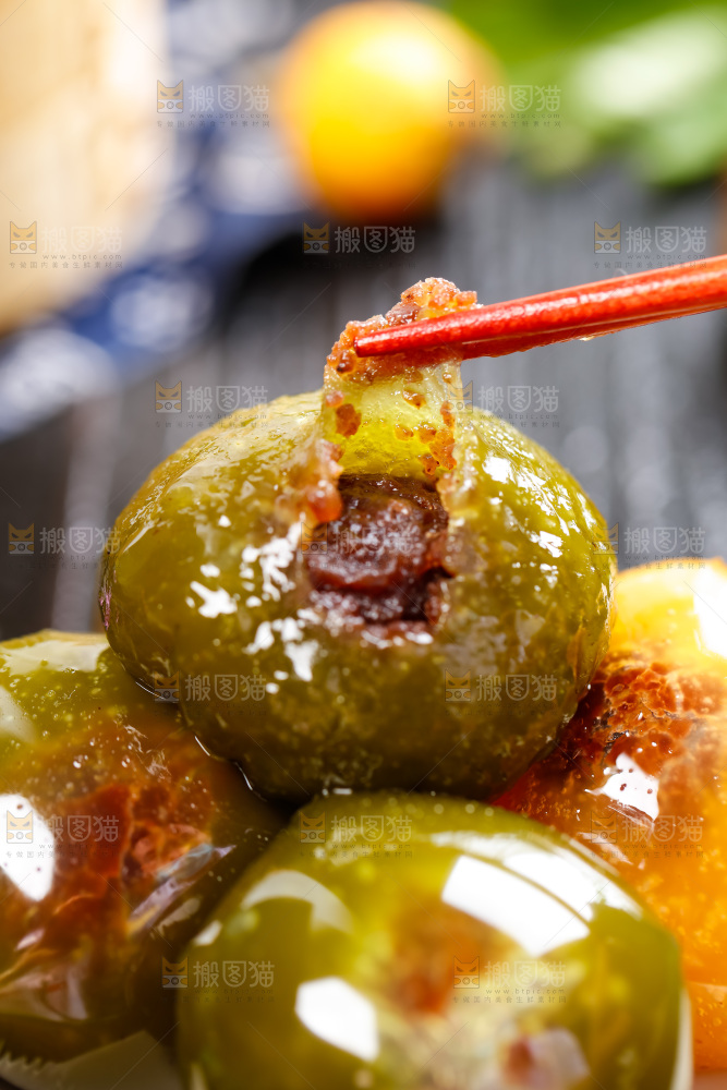 筷子夹着青团