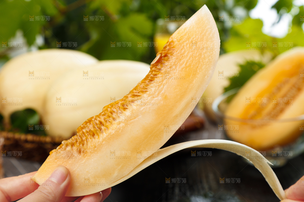 手里拿着东方蜜瓜