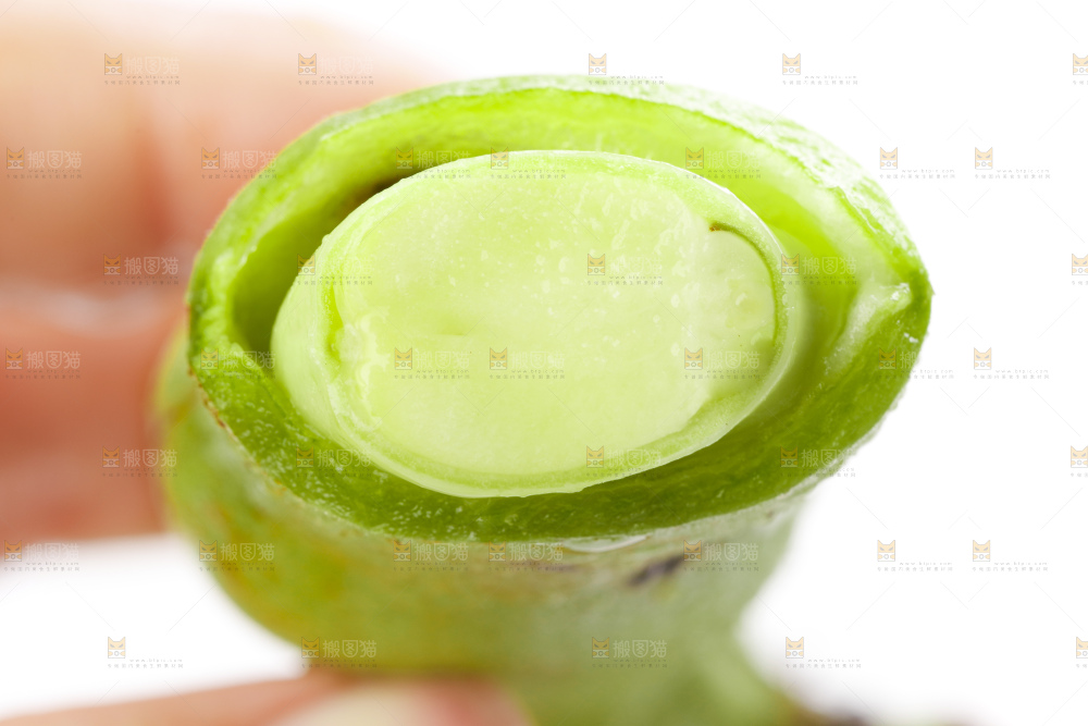手里拿着罗汉豆