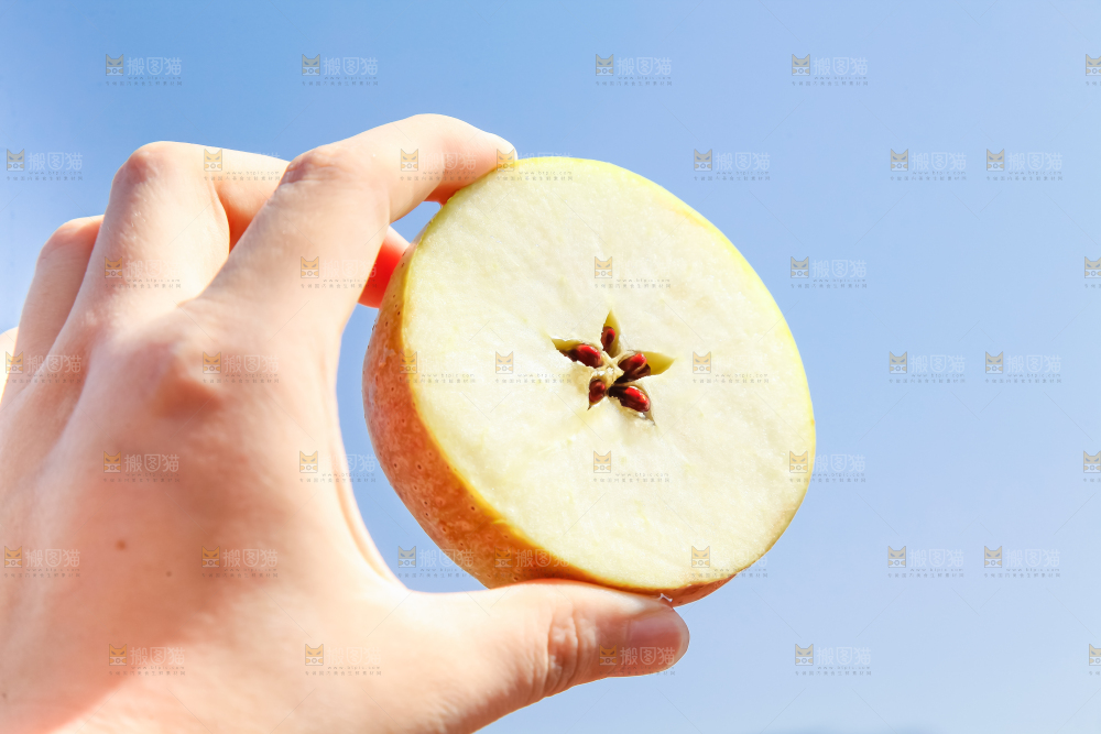 手里拿着苹果