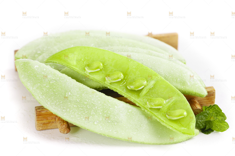 白底上摆放着扁豆角