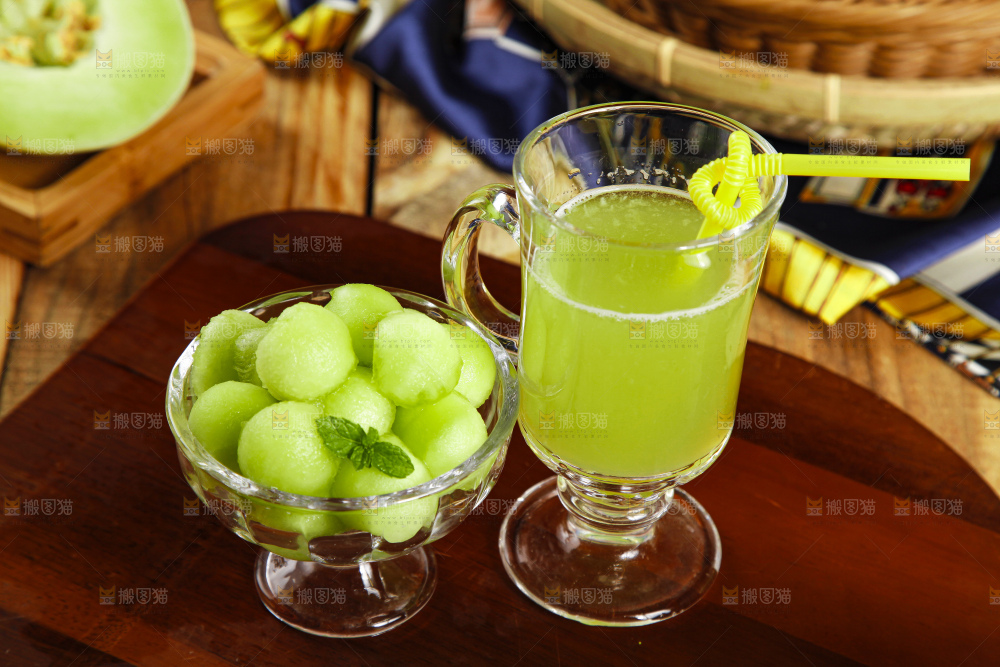 杯子里装着玉菇甜瓜榨的果汁