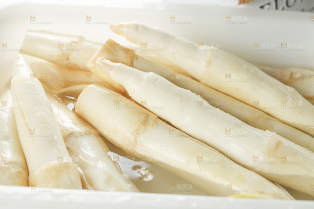 水里放着茭白